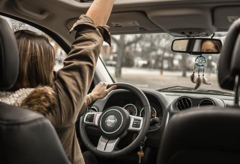 attrape reve sur un retroviseur de voiture