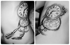 tatouage attrape reve avec une horloge