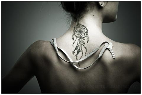 femme avec un tatouage attrape rêve dans la nuque